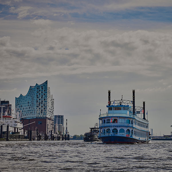 Elbphilharmonie von der Elbe aus erleben