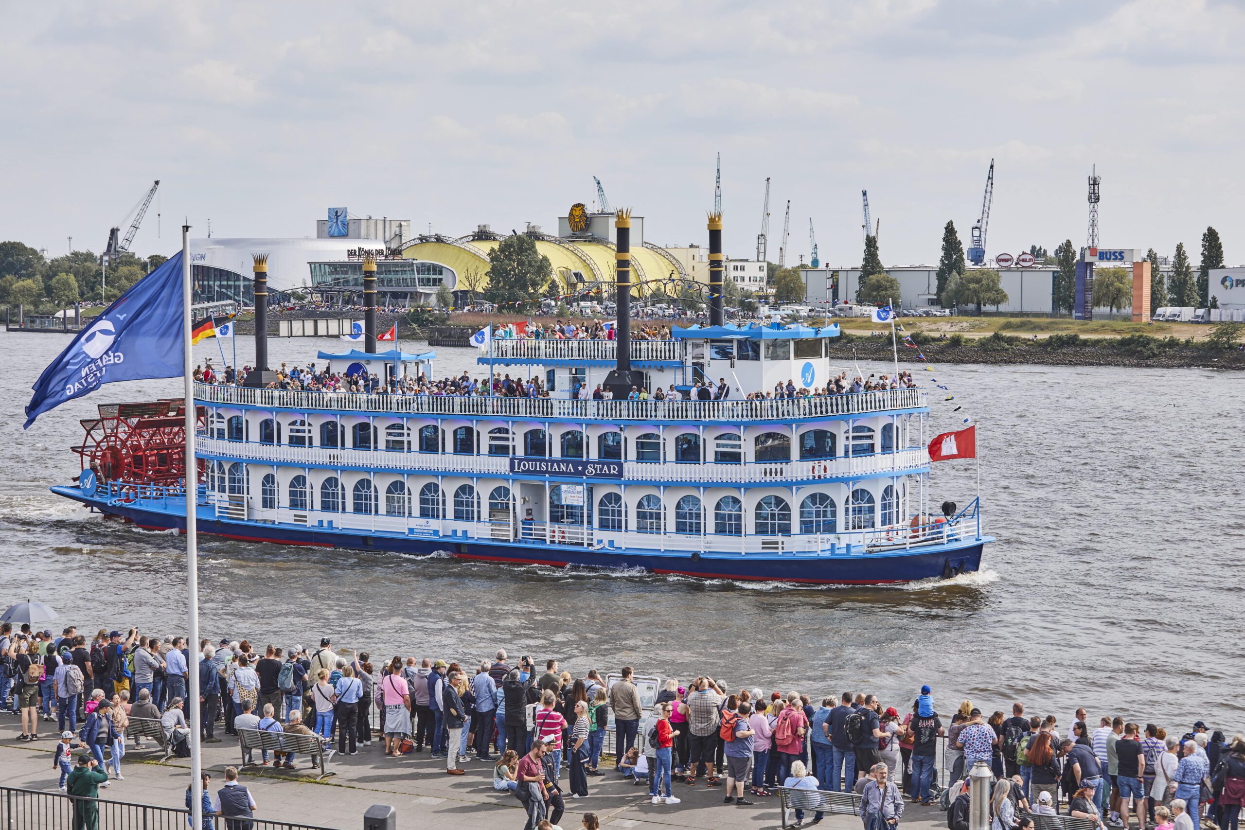 Hafengeburtstag Auslaufparade auf dem Schaufelradschiff Hafengeburtstag Auslaufparade auf dem Schaufelradschiff